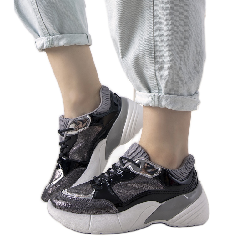 Mustat lenkkarit korkealla pohjalla