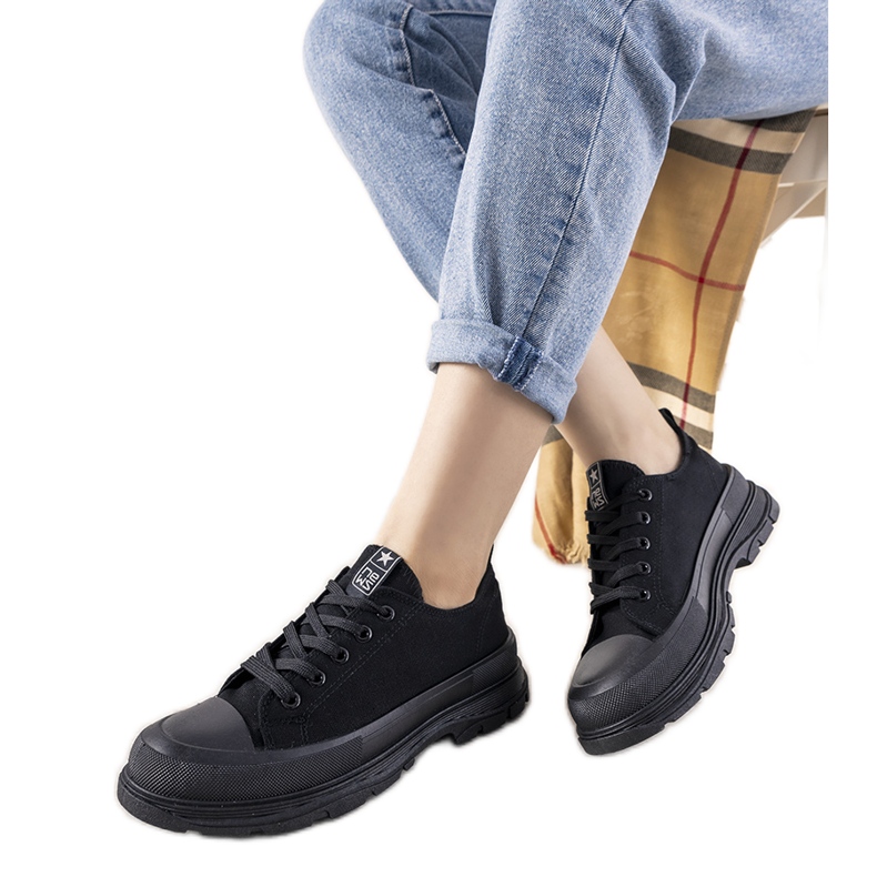 Mustat lenkkarit paksulla Beat -pohjalla