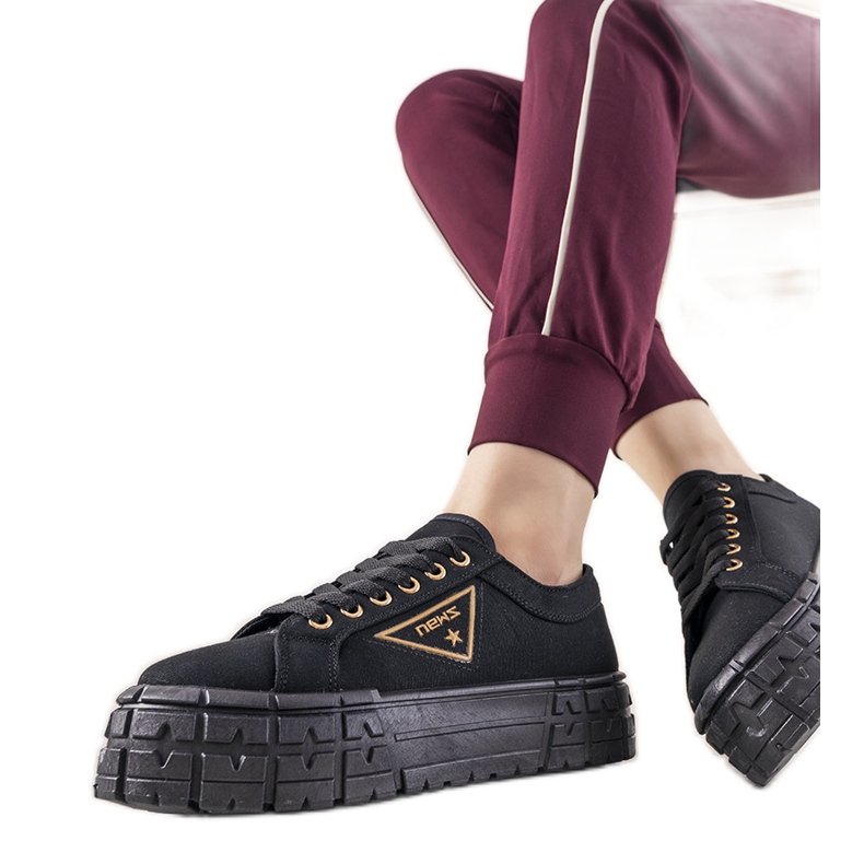 Mustat lenkkarit paksulla Giselle -pohjalla