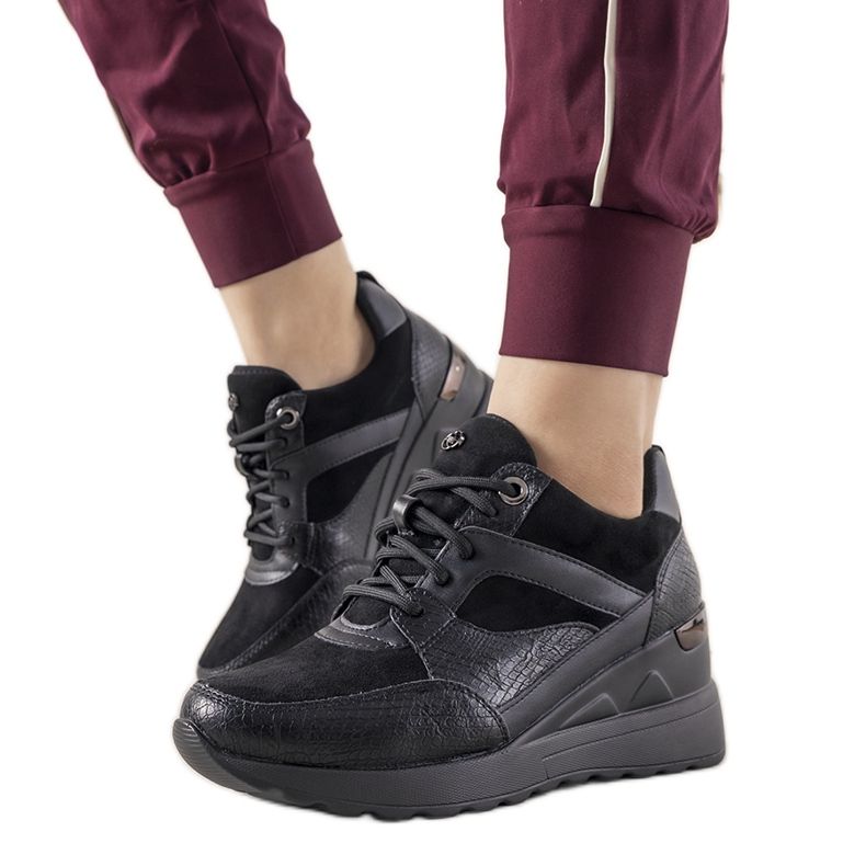 Halseyn mustat kengät, joissa on käärmeen iho