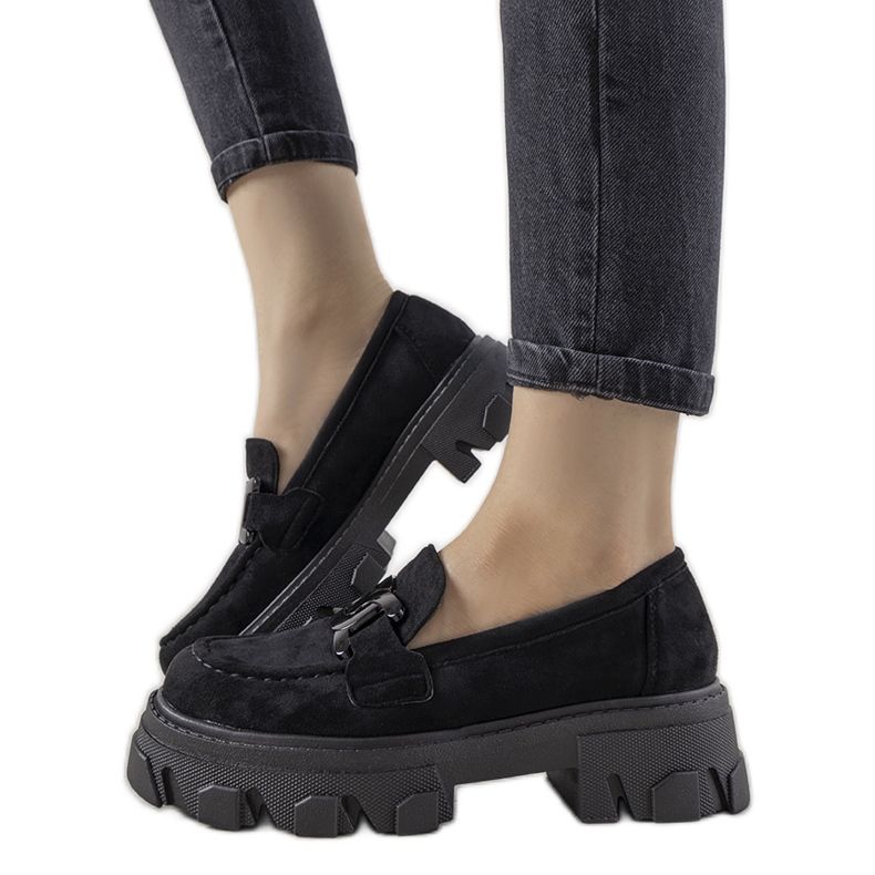 Mustat leivonnaiset korkealla Perla -pohjalla