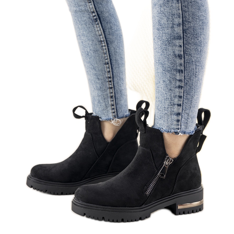 Mustat saappaat upeilla leikkauksilla