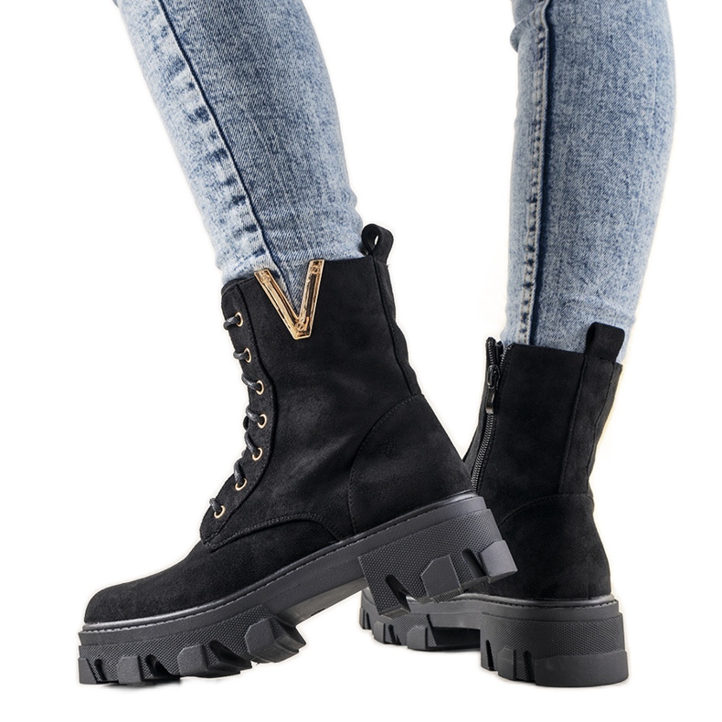 Mustat saappaat korkealla Rudes -pohjalla