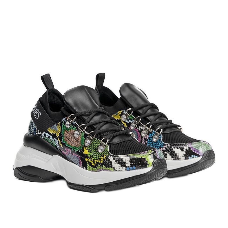 Mustat lenkkarit Lissan korkealla pohjalla