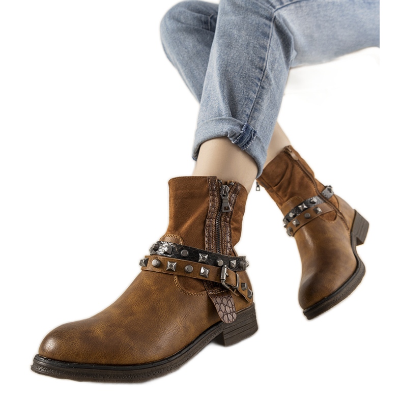 Ruskeat saappaat, joissa nastoitettu Elffie -pääpanta