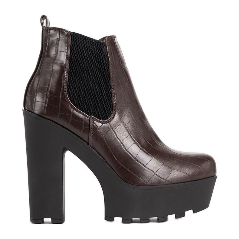 Ruskeat nilkkurit Zellola -pylväässä