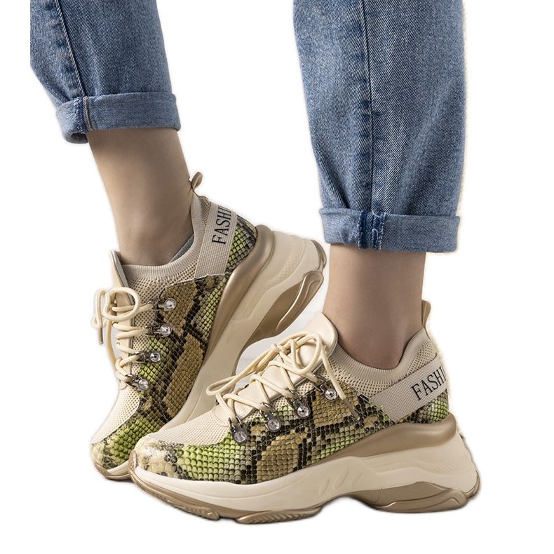 Beige lenkkarit korkealla Lissa -pohjalla