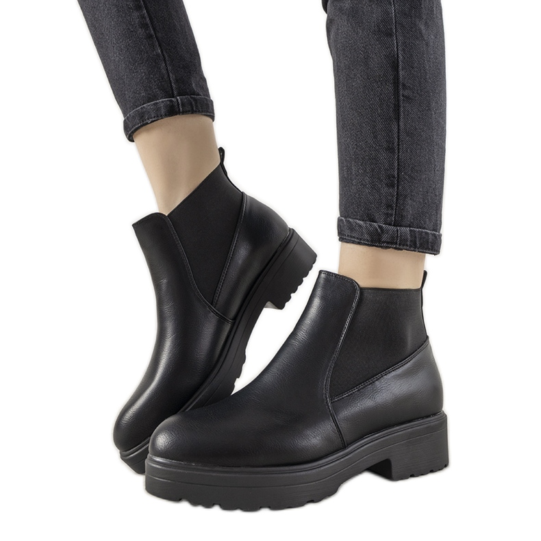 Klassiset mustat saappaat, joissa joustava Santacruz