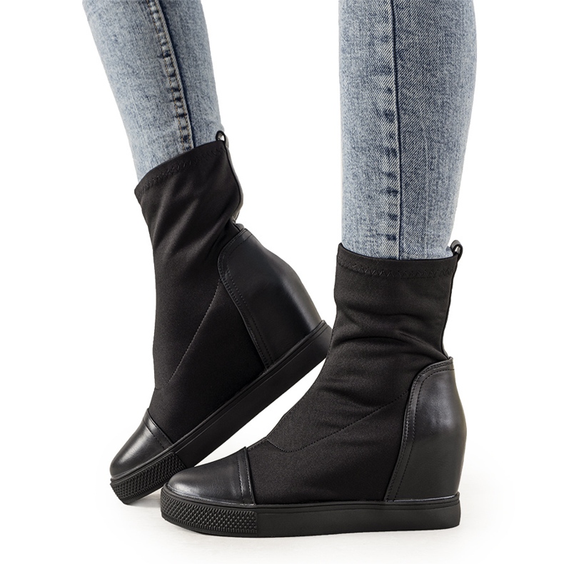 Mustat elastiset kiilakengät Partida