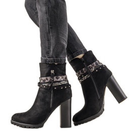 Barellan naisten mustat mokkanahat saappaassa