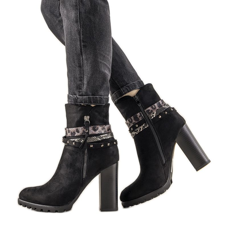 Barellan naisten mustat mokkanahat saappaassa