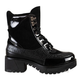 Janessa Mustia muotityöntekijöitä musta