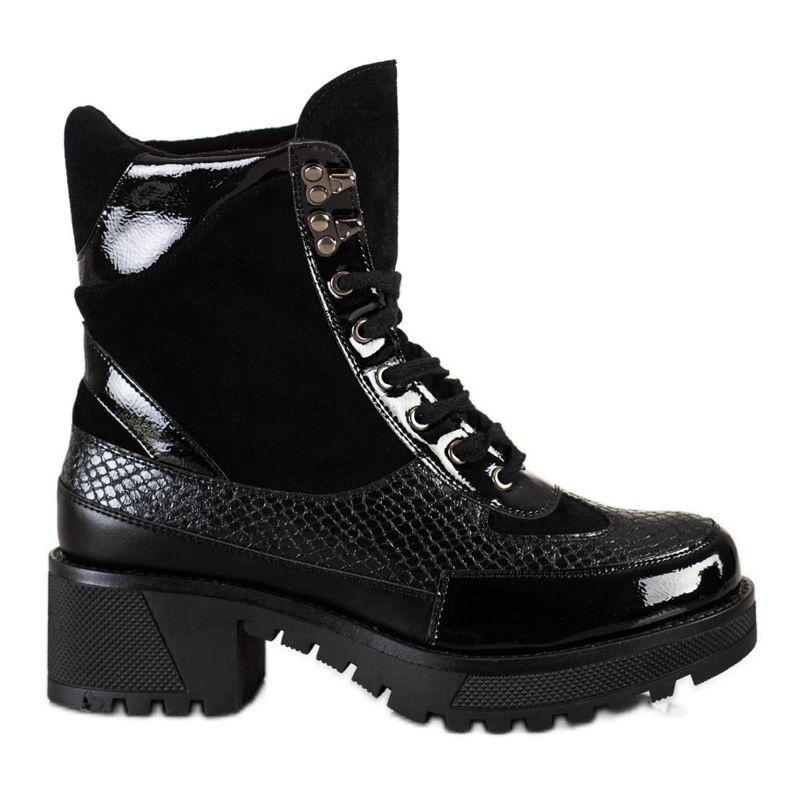 Janessa Mustia muotityöntekijöitä musta