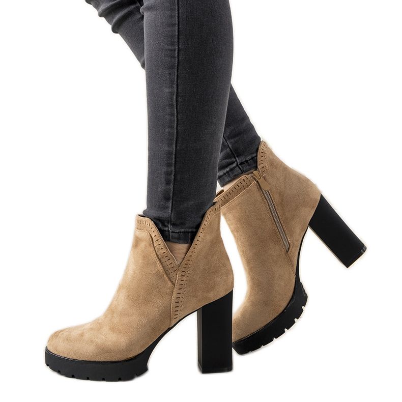 Beige saappaat Bushido -pylväässä