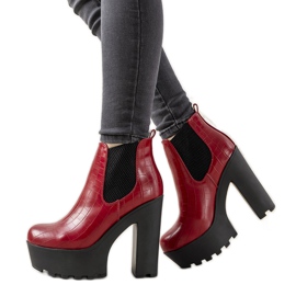 Punaiset nilkkurit Zellola -pylväässä punainen