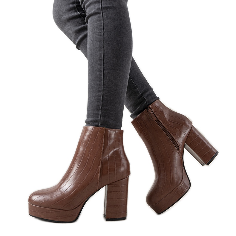 Ruskeat saappaat Usinayan postauksessa