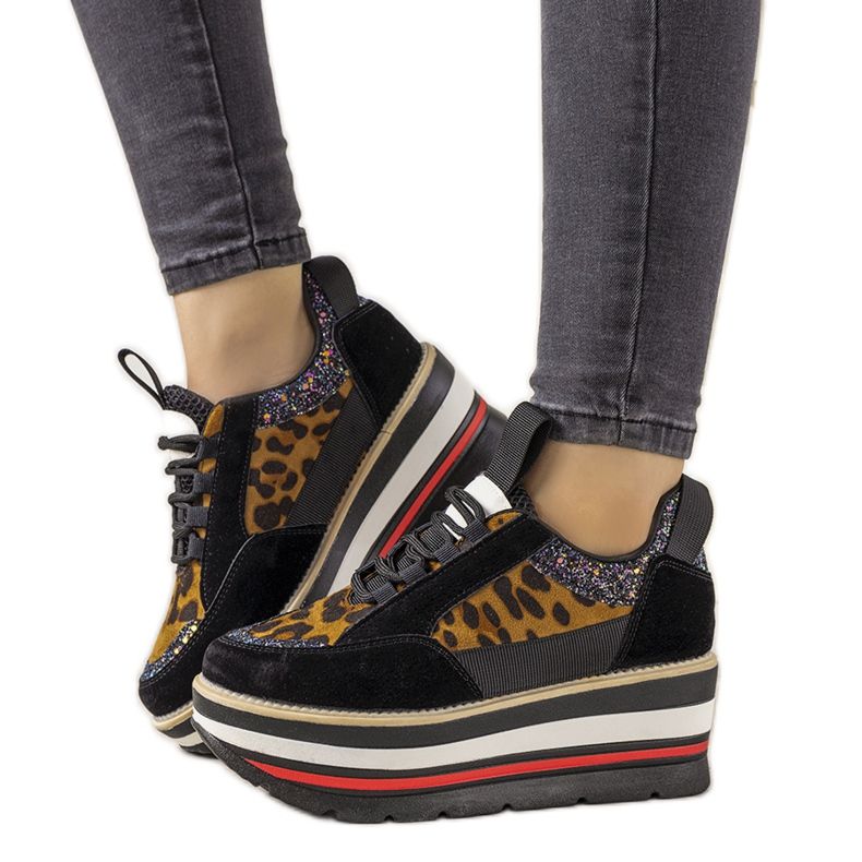 Mustat lenkkarit, joissa korkea Debbi -pohja ruskea