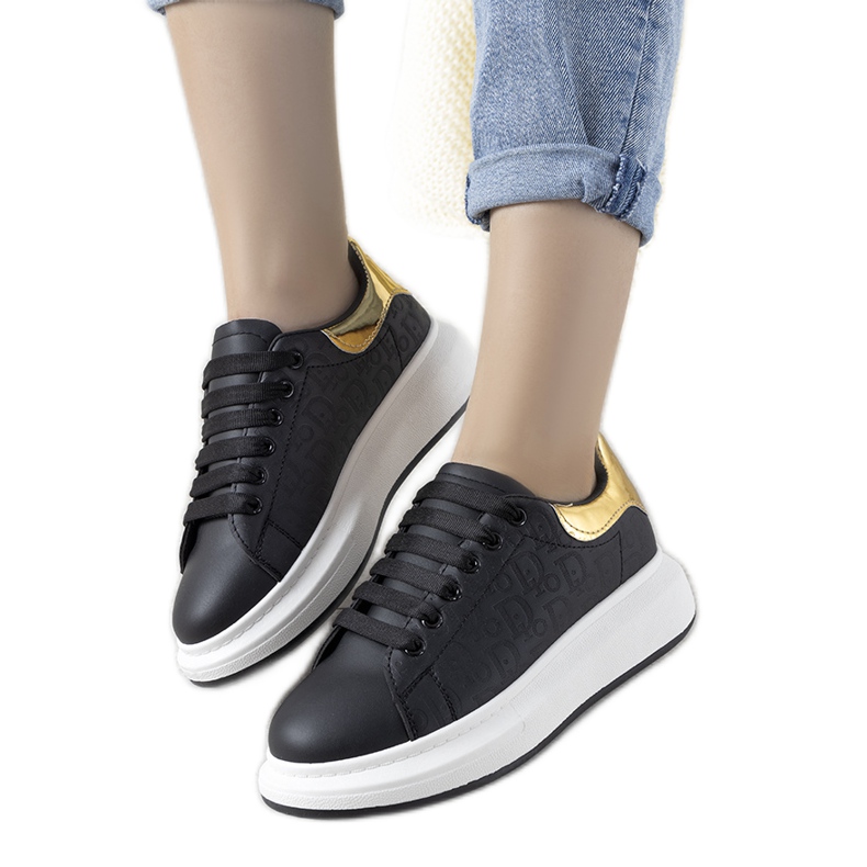 Mustat lenkkarit muodikkailla Valeria -kuvioilla