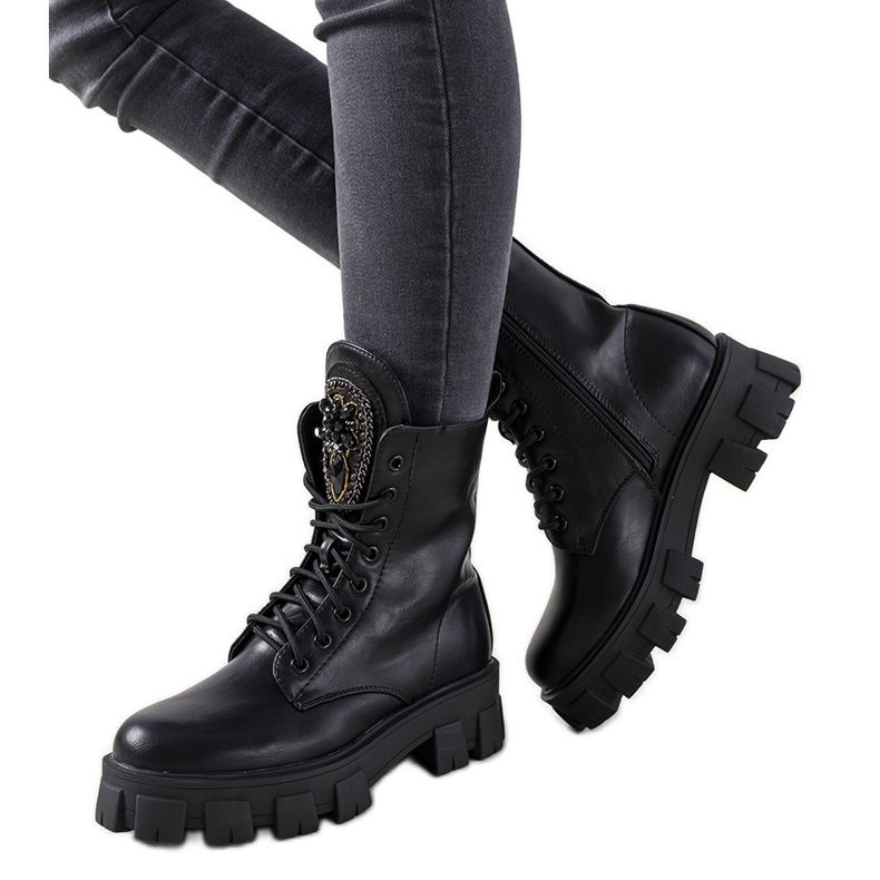 Mustat pyyntivälineet koristeellisella roomalaisella kielellä