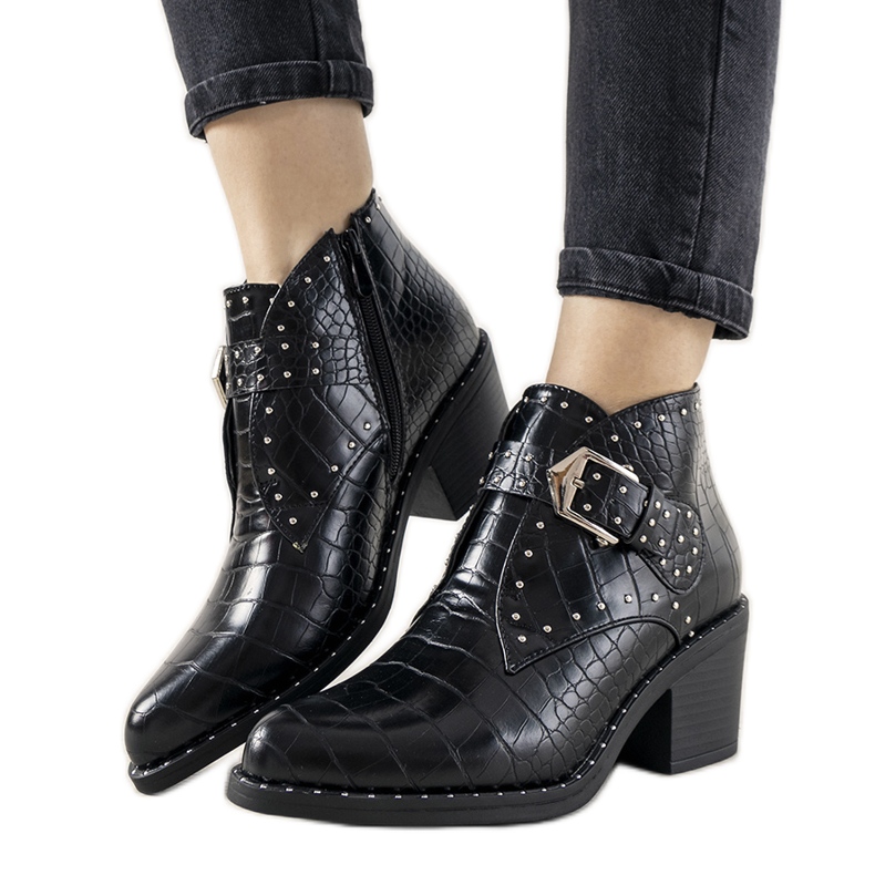 Mustat nilkkurit Montianan soljella