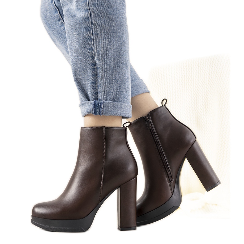 Klassiset naisten ruskeat nilkkurit Feria -postissa