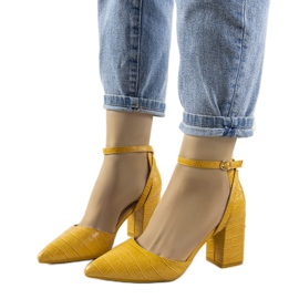 Sinappipumput Daviesin pylväässä keltainen