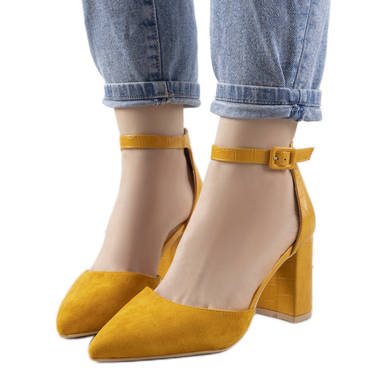 Sinappipumput Natalie -postissa keltainen