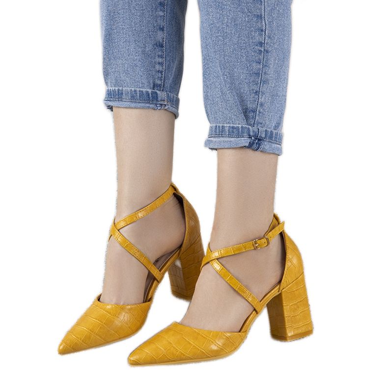 Keltaiset pumput Strutt -pylväässä keltainen