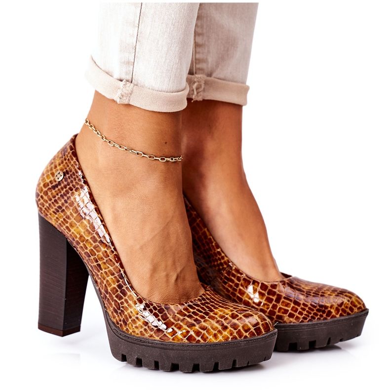 Nahkapumput tangossa Maciejka 02629-50 Lakattu malmi ruskea