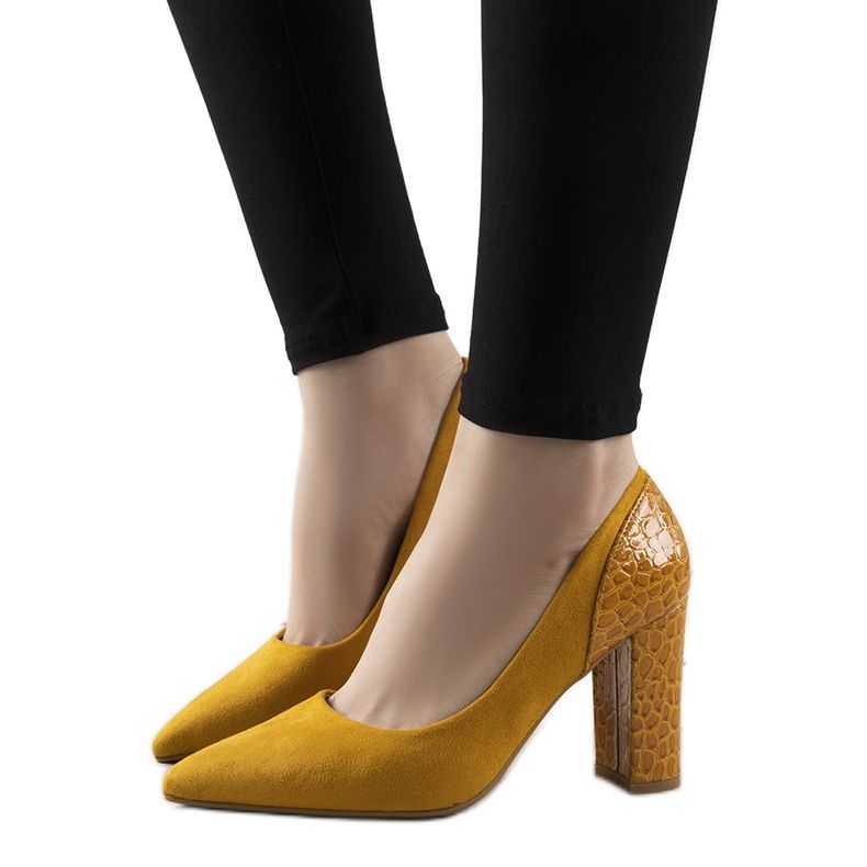 Sinappipumput Nutt -pylväässä keltainen