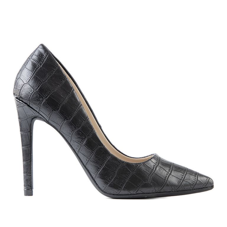 Mustat pumput Thrower -kantapäässä