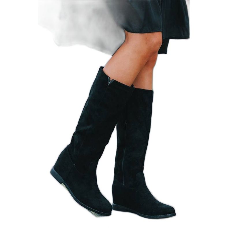 Mustat saappaat peitetyssä Nana -kiilassa