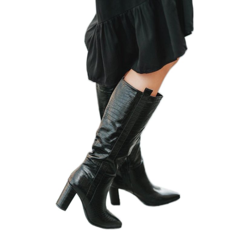 Postissa mustat saappaat, joissa on Mona krokotiilikuvio