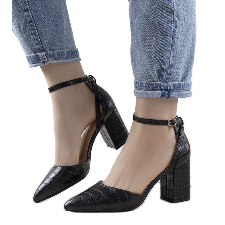 Mustat pumput Davies -pylväässä