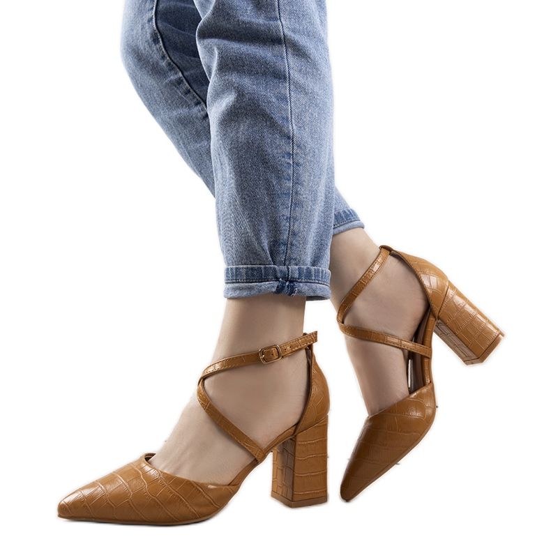 Ruskeat pumput Strutt -pylväässä