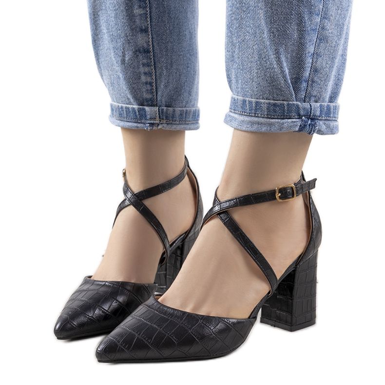 Mustat pumput Strutt -pylväässä