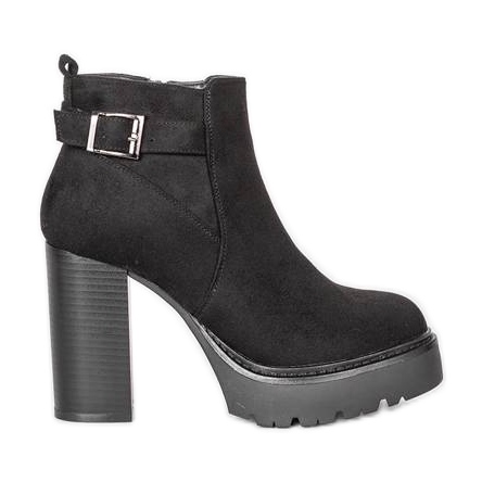 Mustat nilkkurit Katien postauksessa