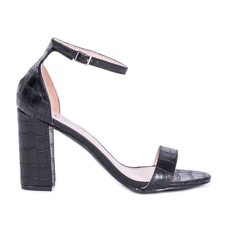 Mustat sandaalit Millon pylväässä