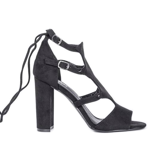 Mustat sandaalit Hannah -postissa