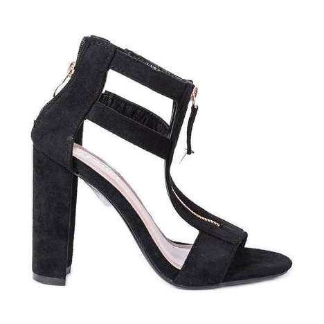 Mustat sandaalit Paige -postissa