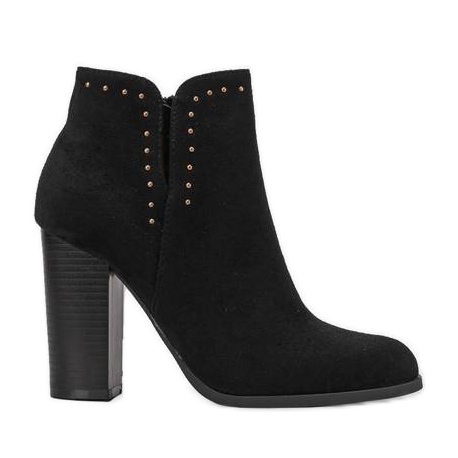 Mustat nilkkurit Cosette -pylväässä