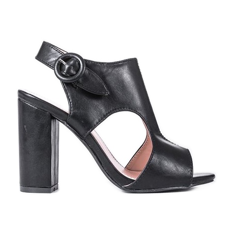 Mustat sandaalit Caitlin -postissa