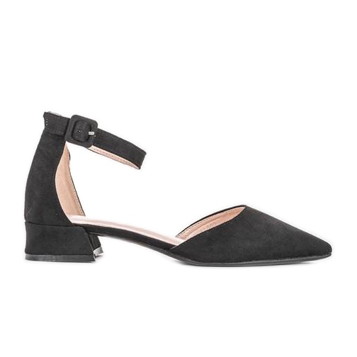 Mustat ballerinat, joissa on musta sametti