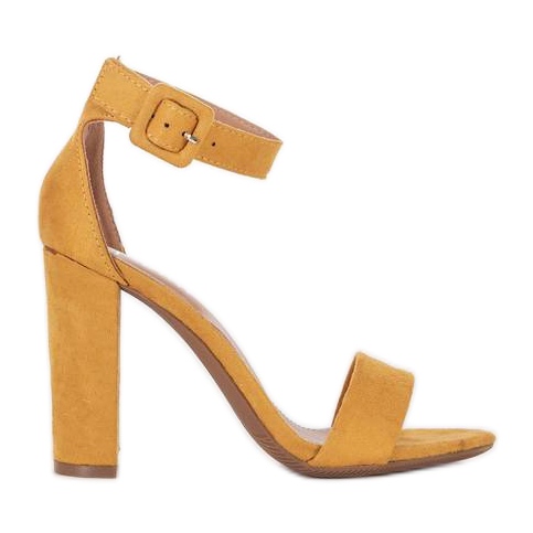 Keltaiset sandaalit Magic Woman -postauksessa keltainen