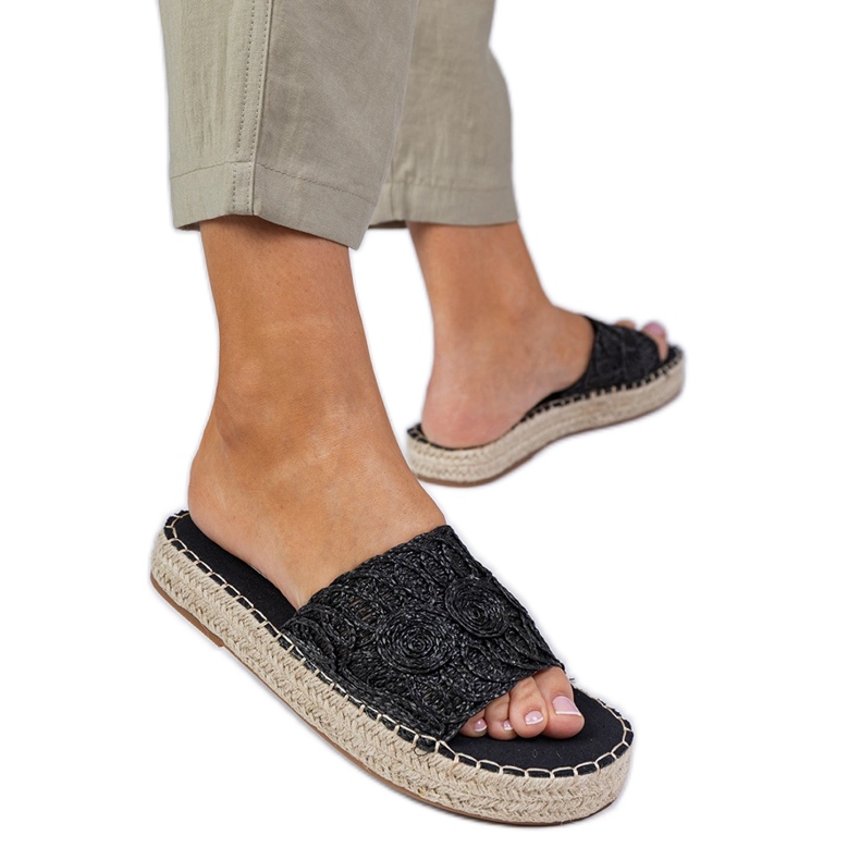 Mustat naisten tossut punotulla vyöllä