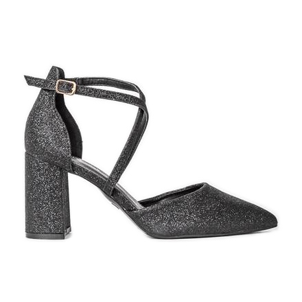 Kiiltävässä pylväässä mustat pumput