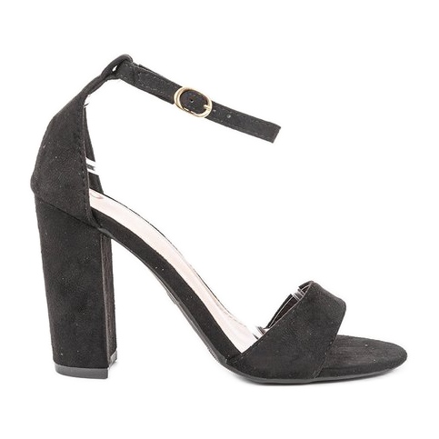 Mustat sandaalit Betin postauksessa