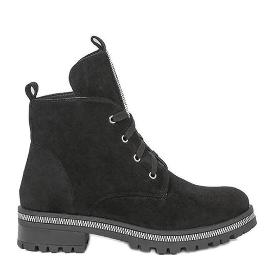 Winnyn koristellut mustat saappaat