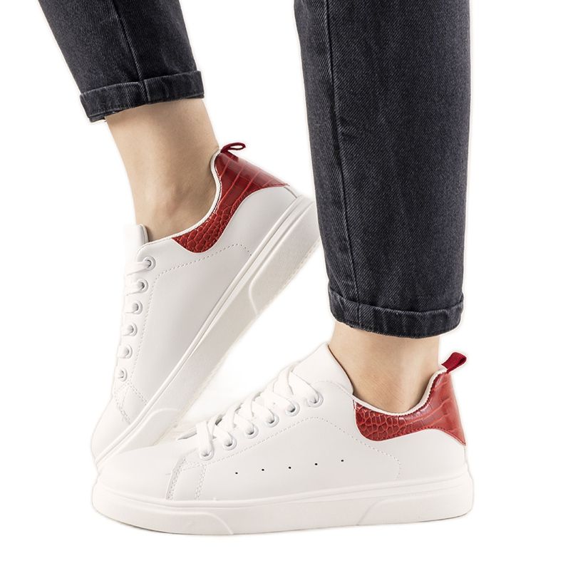 Punaiset ja valkoiset lenkkarit paksulla Influ -pohjalla valkoinen