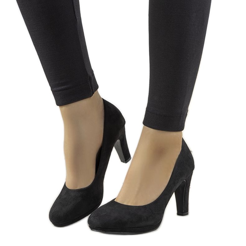 Mustat pumput Saran eko-nahkatangossa